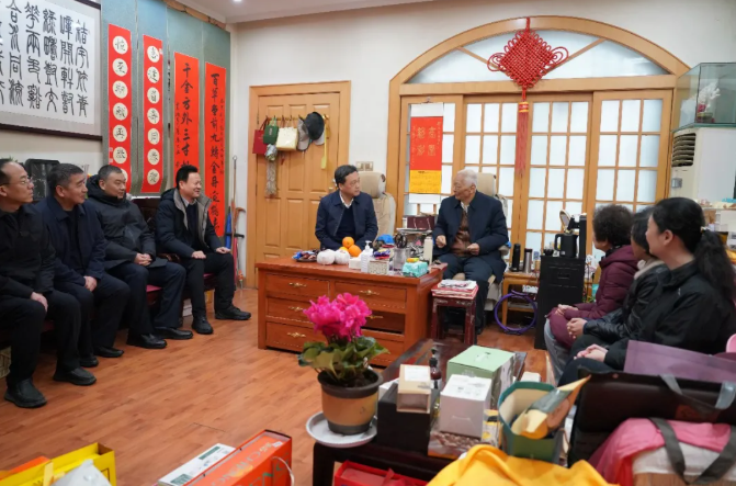 送上关怀温暖  致以新春祝福——开封市中医院领导走访慰问医院部分离退休老干部、老党员